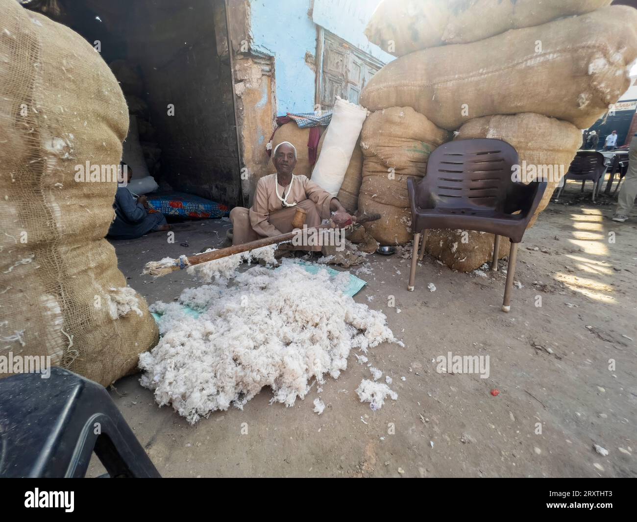 Uomo egiziano che cercava pile nel cuore della città di Dendera, Egitto, Nord Africa, Africa Foto Stock