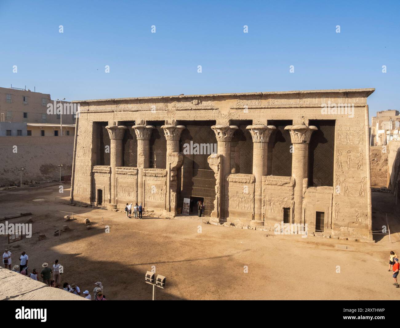 Il Tempio di Hathor, che iniziò la costruzione nel 54 a.C., parte del complesso del Tempio di Dendera, Dendera, Egitto, Nord Africa, Africa Foto Stock