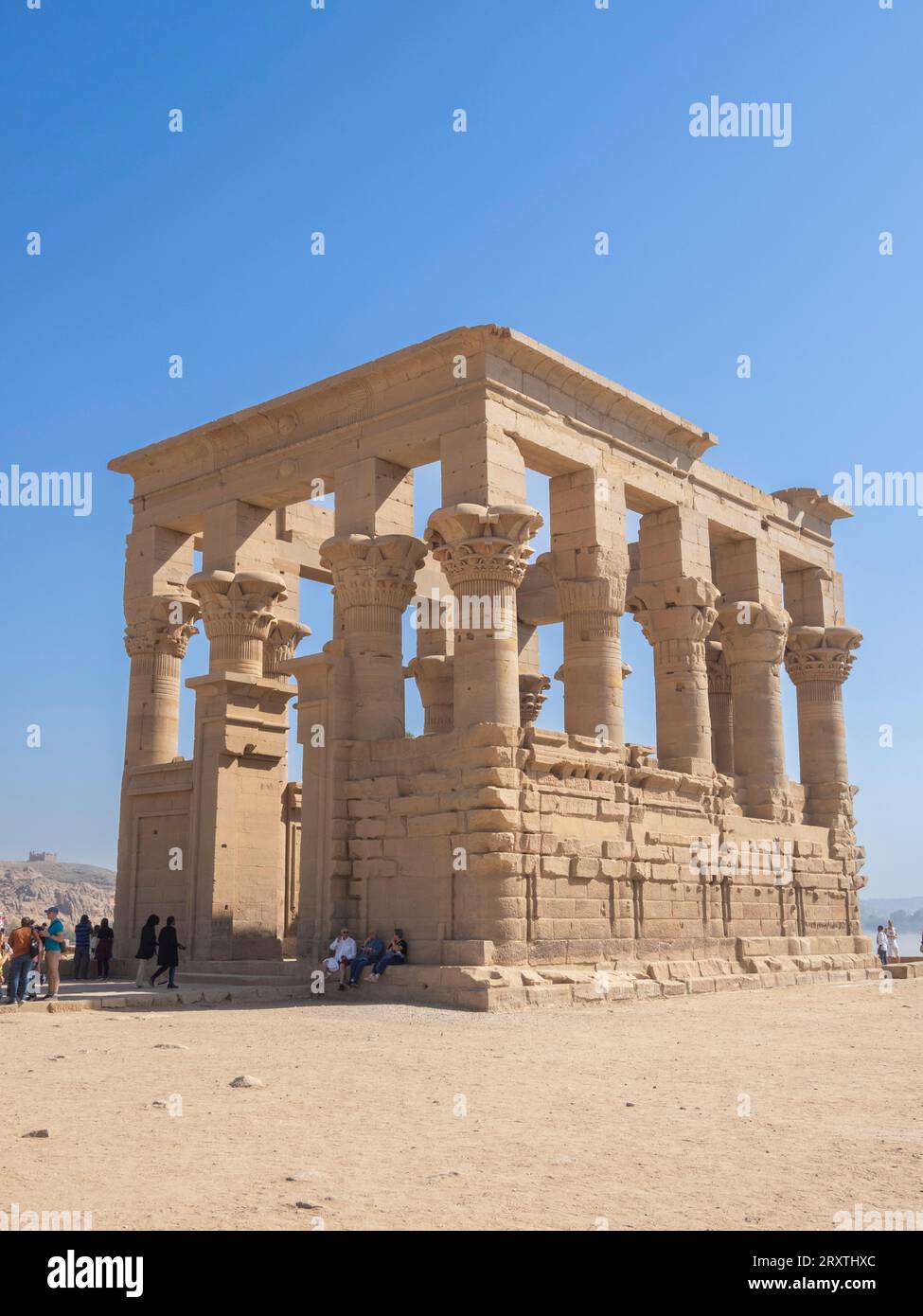 Colonne nel complesso del tempio di file, il tempio di Iside, sito patrimonio dell'umanità dell'UNESCO, attualmente sull'isola di Agilkia, Egitto, Nord Africa, Africa Foto Stock