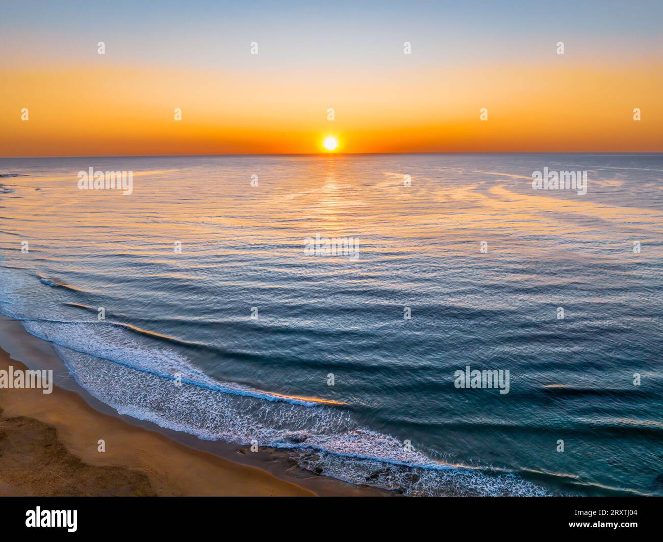Alba con cielo limpido a Shelly Beach sulla Central Coast, New South Wales, Australia. Foto Stock