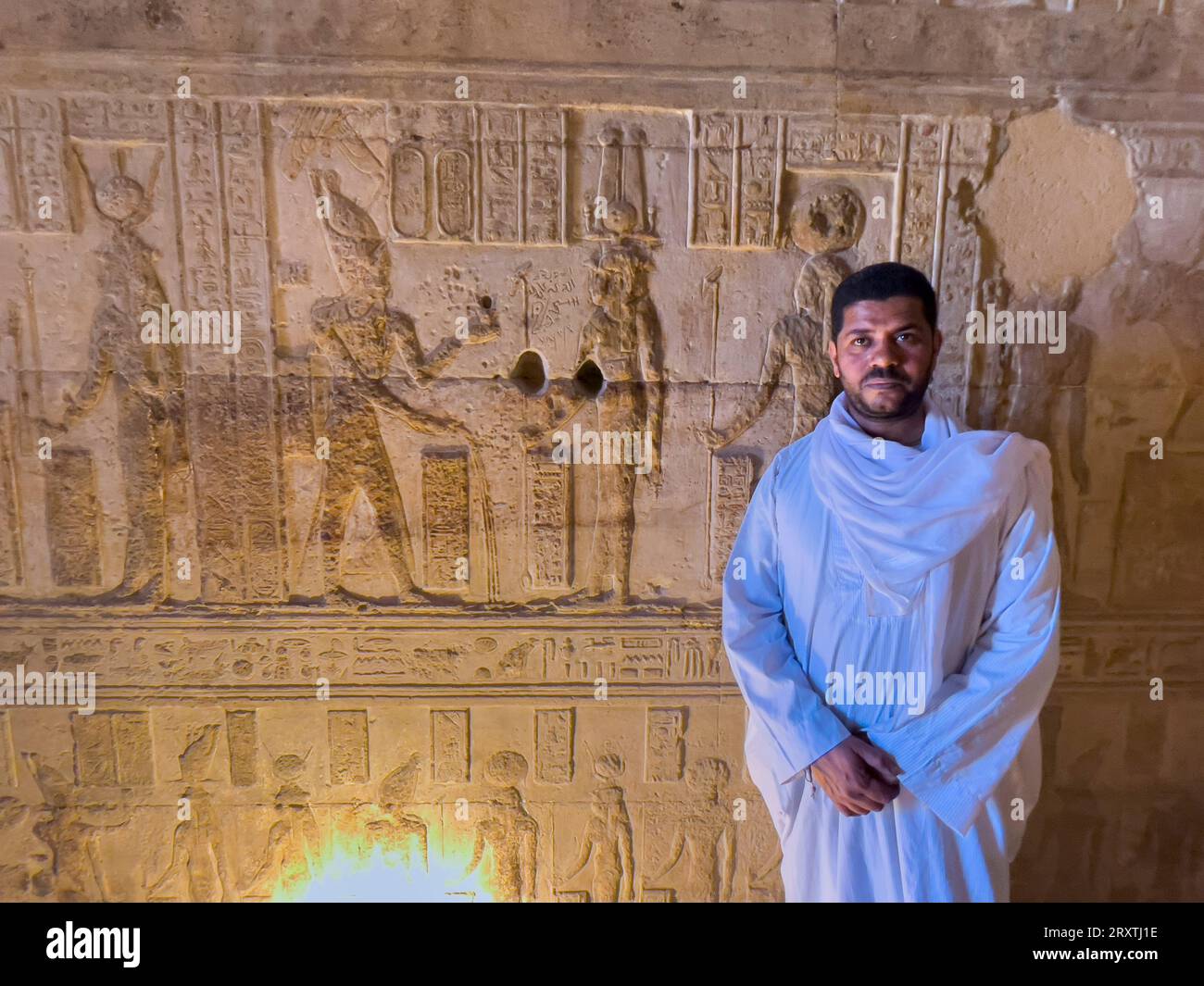 Un uomo egiziano all'interno di uno degli edifici satellite del complesso del Tempio di Dendera, Egitto, Nord Africa, Africa Foto Stock