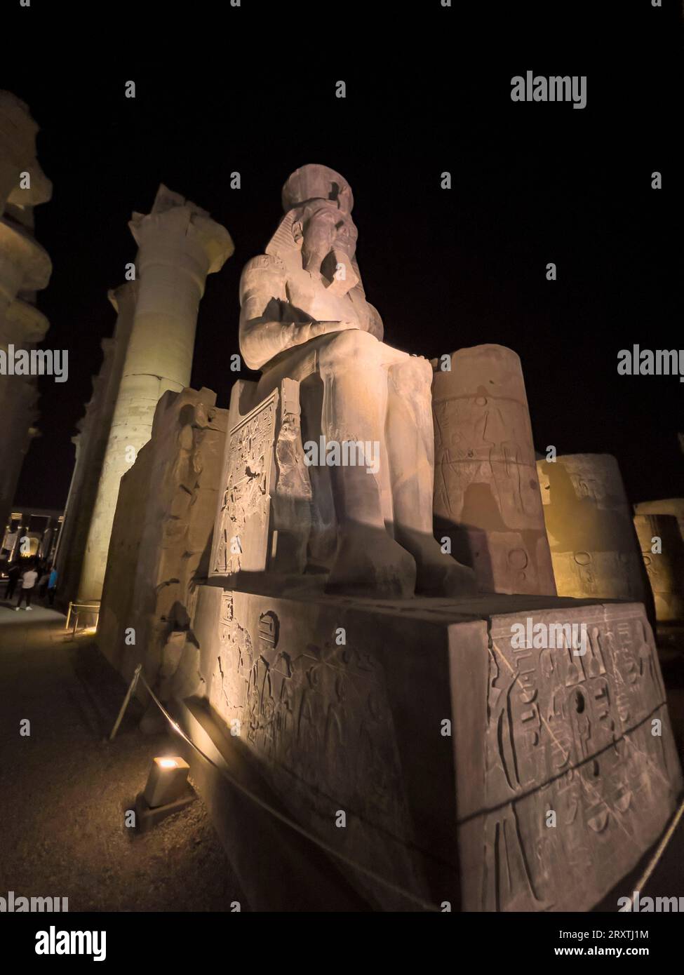 Il Tempio di Luxor di notte, un grande complesso di templi egizi costruito intorno al 1400 a.C., patrimonio dell'umanità dell'UNESCO, Luxor, Tebe Foto Stock