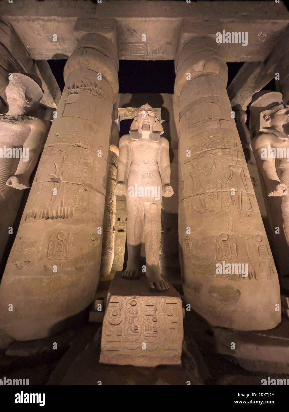 Il Tempio di Luxor di notte, un grande complesso di templi egizi costruito intorno al 1400 a.C., patrimonio dell'umanità dell'UNESCO, Luxor, Tebe Foto Stock