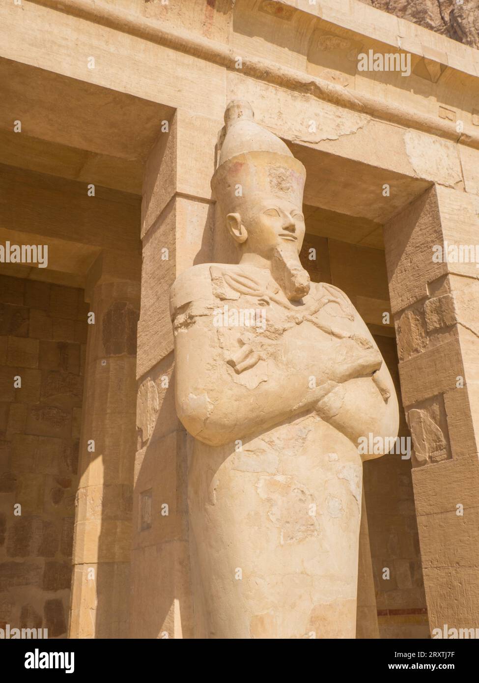 Statua Osiride di Hatshepsut sulla terrazza superiore, tempio funerario di Hatshepsut a Deir al-Bahri, sito patrimonio dell'umanità dell'UNESCO, Tebe Foto Stock
