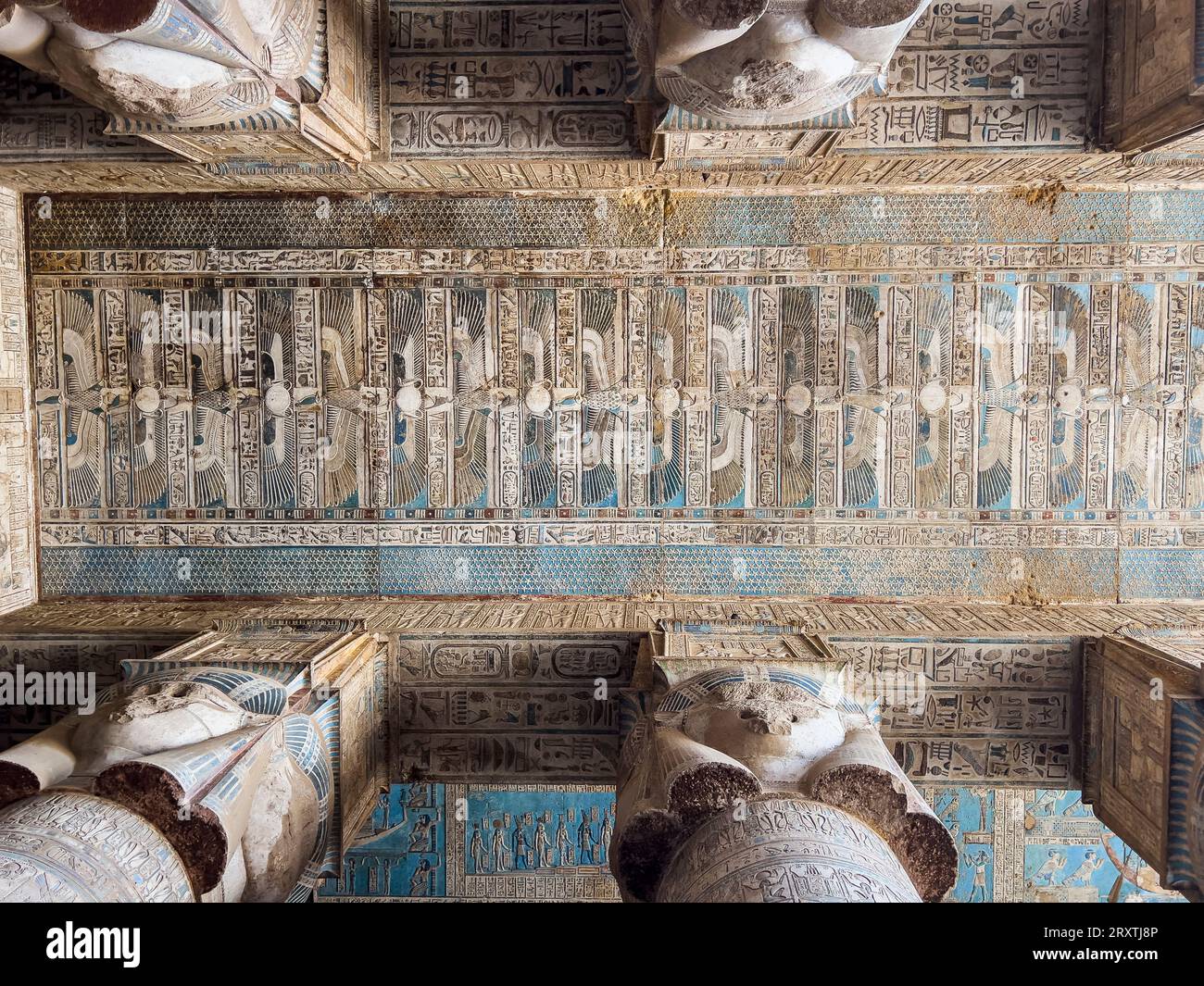 Dettagli del soffitto all'interno della sala ipostila, del Tempio di Hathor, del complesso del Tempio di Dendera, Dendera, Egitto, nord Africa, Africa Foto Stock