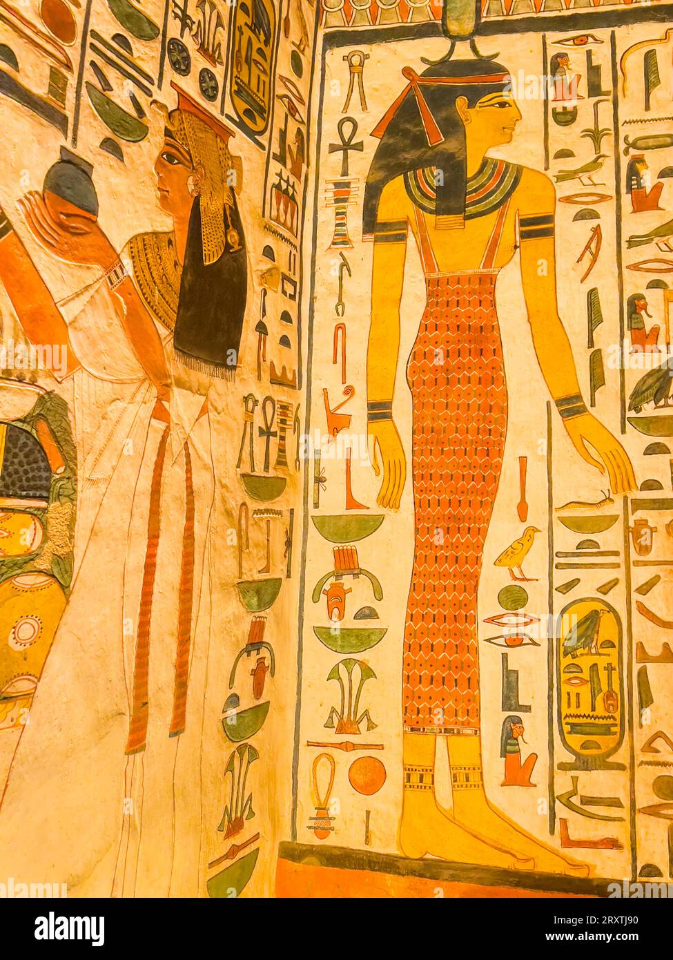 Rilievi e dipinti nella tomba di Nefertari, la grande moglie del faraone Ramses II, Valle delle Regine, sito patrimonio dell'umanità dell'UNESCO, Tebe Foto Stock