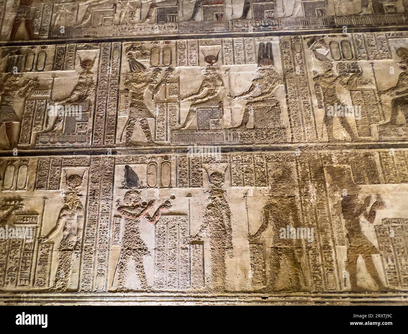 Vista interna dei rilievi all'interno del Tempio di Hathor, del complesso del Tempio di Dendera, Dendera, Egitto, Nord Africa, Africa Foto Stock