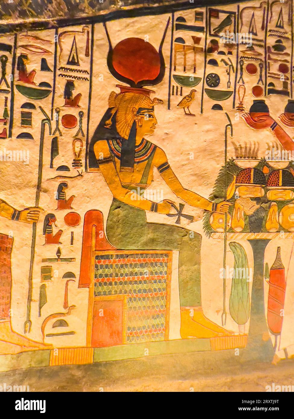 Rilievi e dipinti nella tomba di Nefertari, la grande moglie del faraone Ramses II, Valle delle Regine, sito patrimonio dell'umanità dell'UNESCO, Tebe Foto Stock