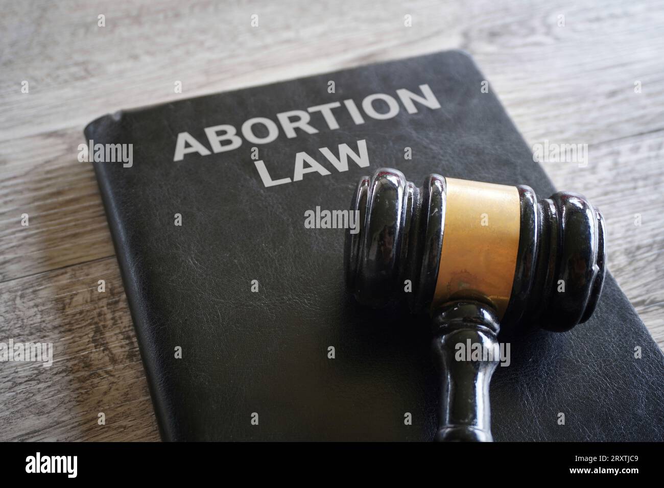 Immagine ravvicinata del giudice Gavel e del libro con testo LEGGE SULL'ABORTO. Foto Stock