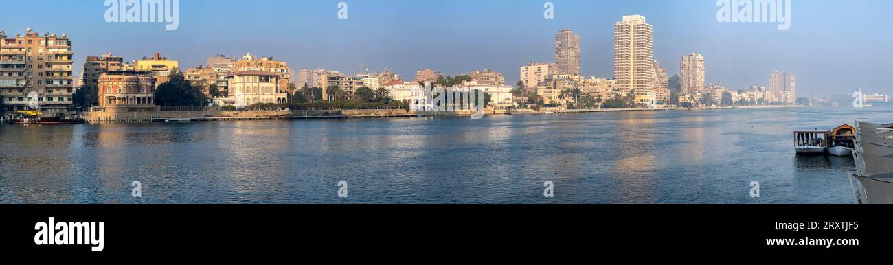 Una vista panoramica sul lungomare lungo la sponda occidentale del Nilo, il Cairo, l'Egitto, il Nord Africa e l'Africa Foto Stock