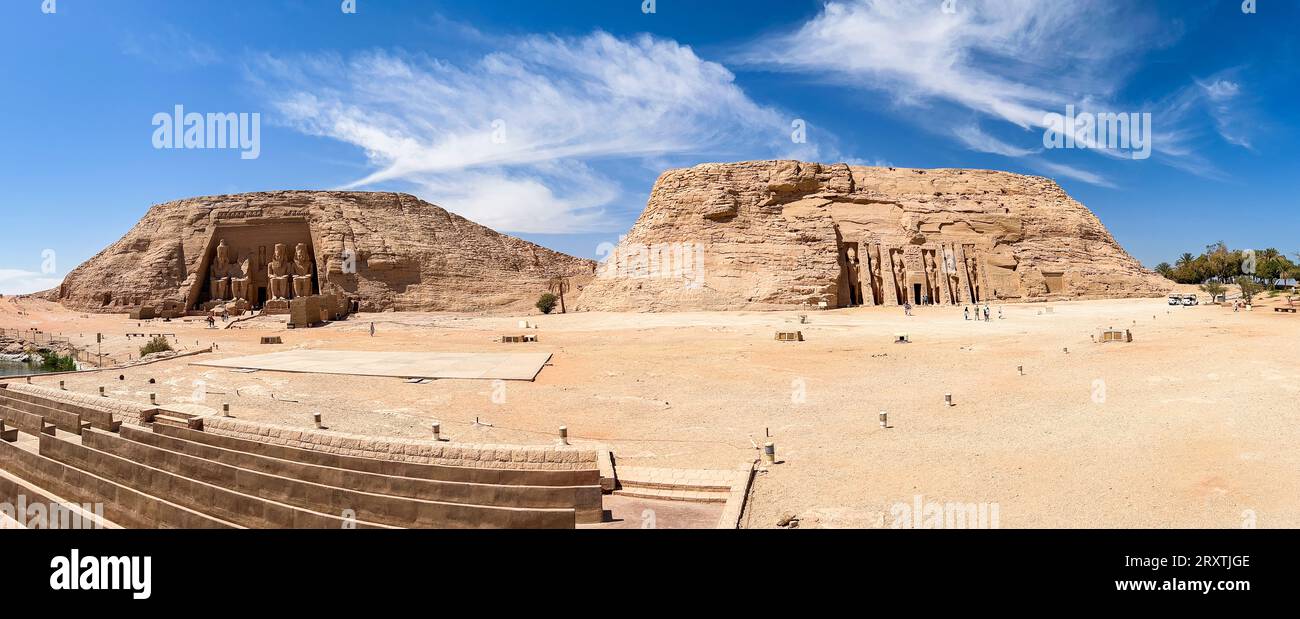 Vista panoramica del grande Tempio di Abu Simbel e del tempio di Hathor e Nefertari sulla destra, sito patrimonio dell'umanità dell'UNESCO, Abu Simbel Foto Stock