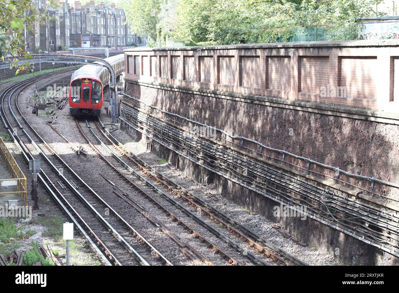 Treno della linea District della metropolitana di Londra Foto Stock