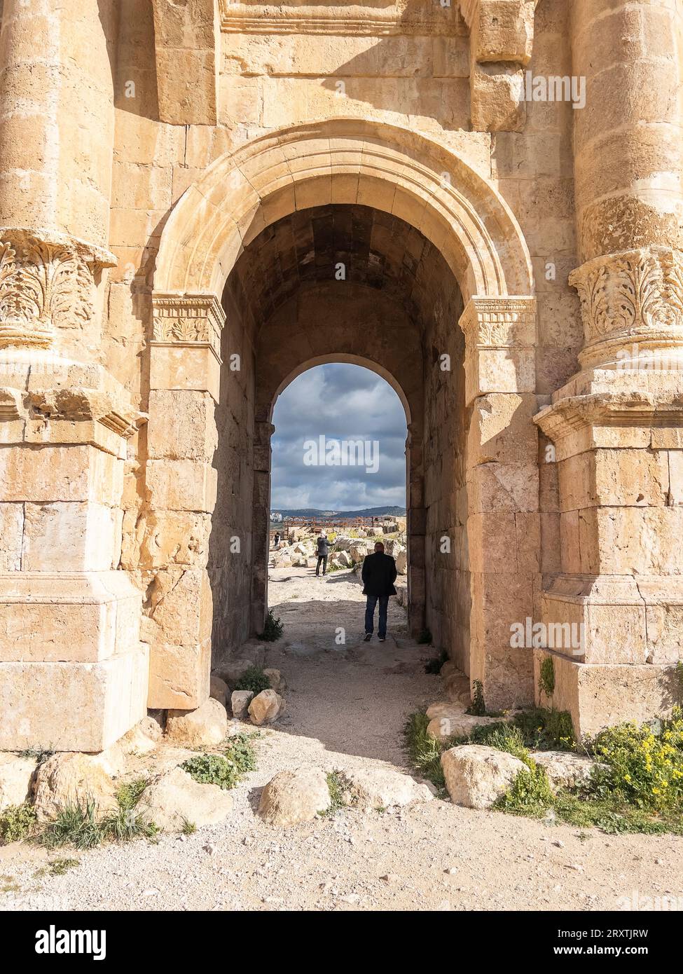 L'Arco di Adriano a Jerash, che si ritiene sia stato fondato nel 331 a.C. da Alessandro Magno, Jerash, Giordania, Medio Oriente Foto Stock