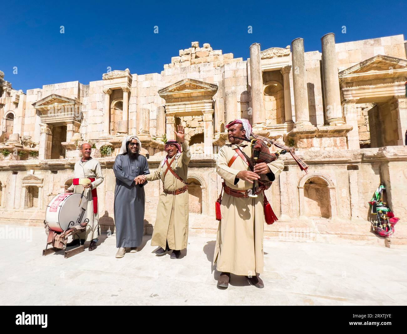 Artisti del grande Teatro Nord nell'antica città di Jerash, che si ritiene sia stato fondato da Alessandro Magno, Jerash, Giordania, Medio Oriente Foto Stock
