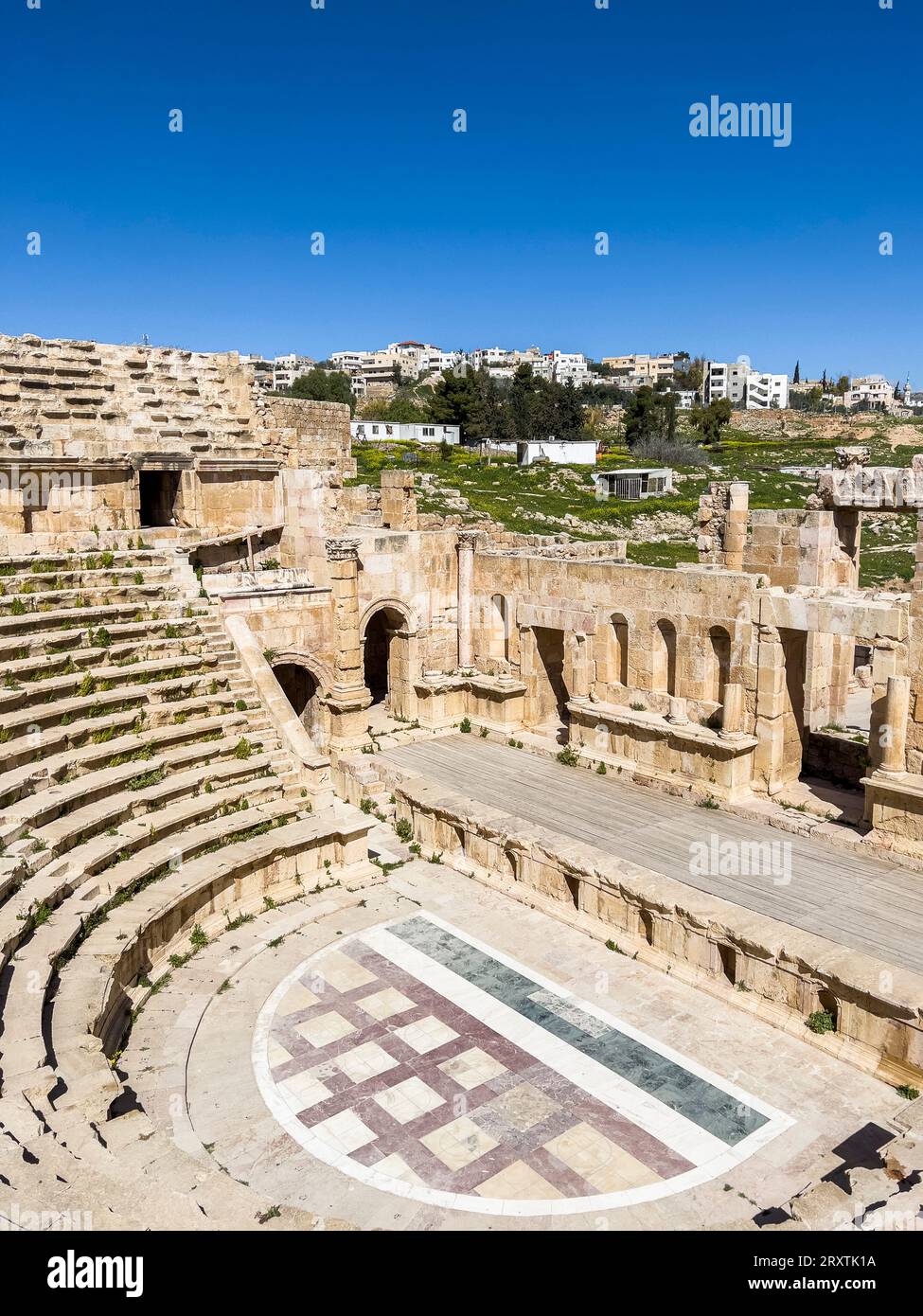 Il grande Teatro Nord nell'antica città di Jerash, che si ritiene sia stato fondato nel 331 a.C. da Alessandro Magno, Jerash, Giordania, Medio Oriente Foto Stock
