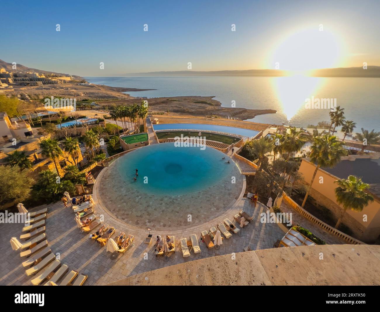 Tramonto al Kempinski Hotel Ishtar, un resort di lusso a cinque stelle sul Mar morto ispirato ai Giardini sospesi di Babilonia, Giordania, Medio Oriente Foto Stock