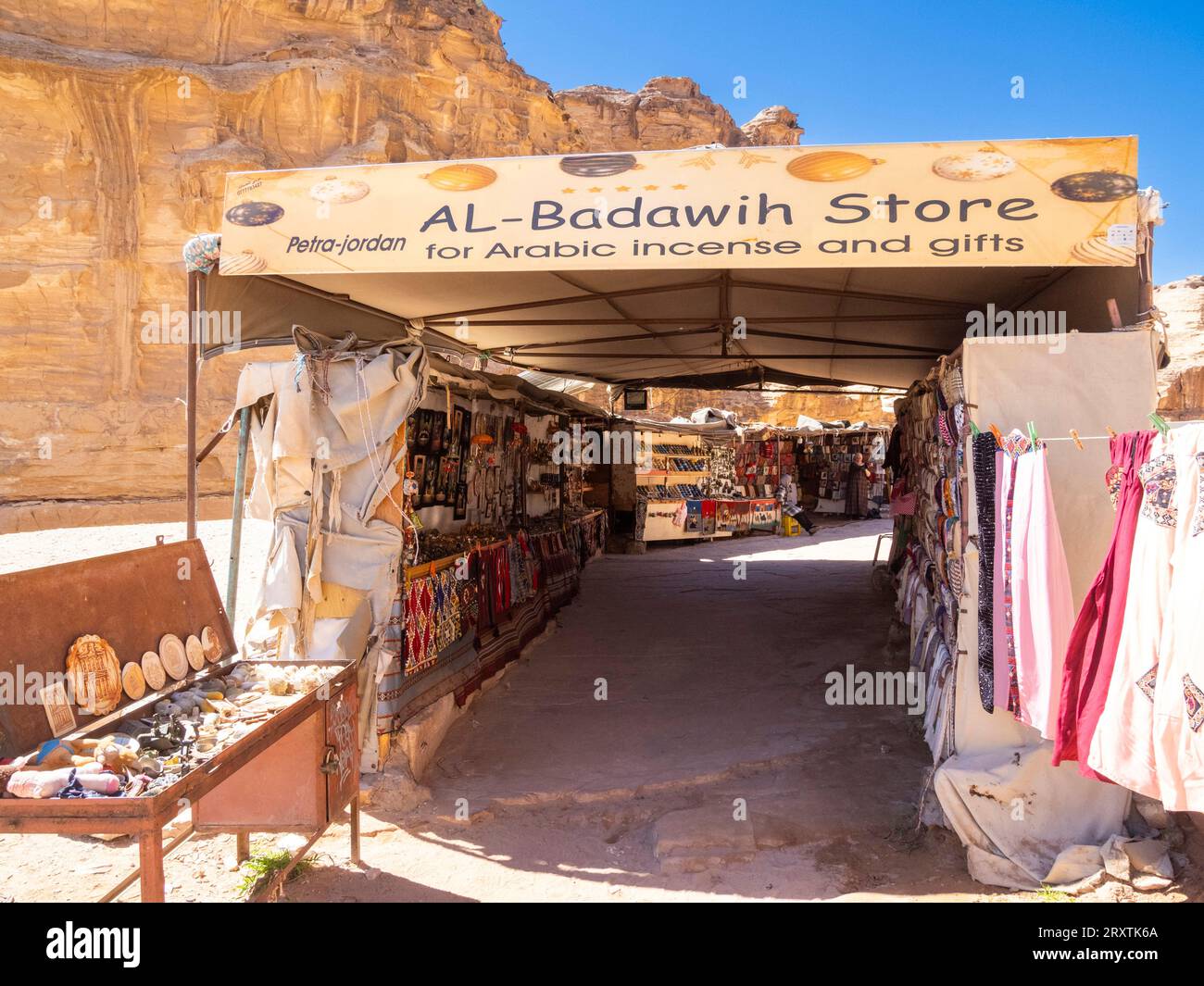 Bancarelle di souvenir lungo il percorso per il monastero di Petra (al Dayr) e il parco archeologico di Petra Foto Stock