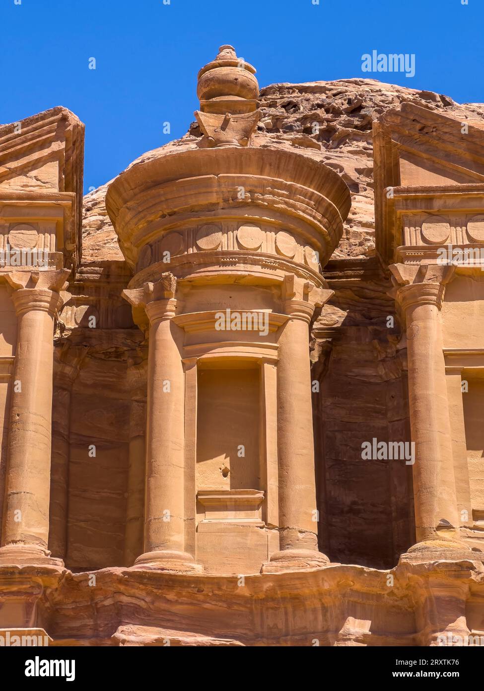 Il monastero di Petra (al Dayr), il parco archeologico di Petra, sito patrimonio dell'umanità dell'UNESCO, una delle nuove sette meraviglie del mondo, Petra, Giordania Foto Stock