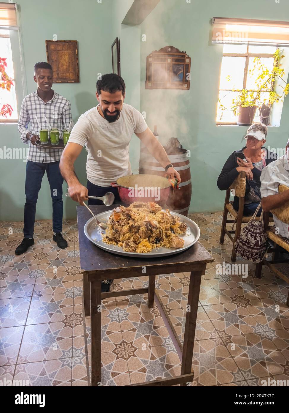 Un pranzo locale viene preparato di fronte agli ospiti, Madaba, Giordania, Medio Oriente Foto Stock