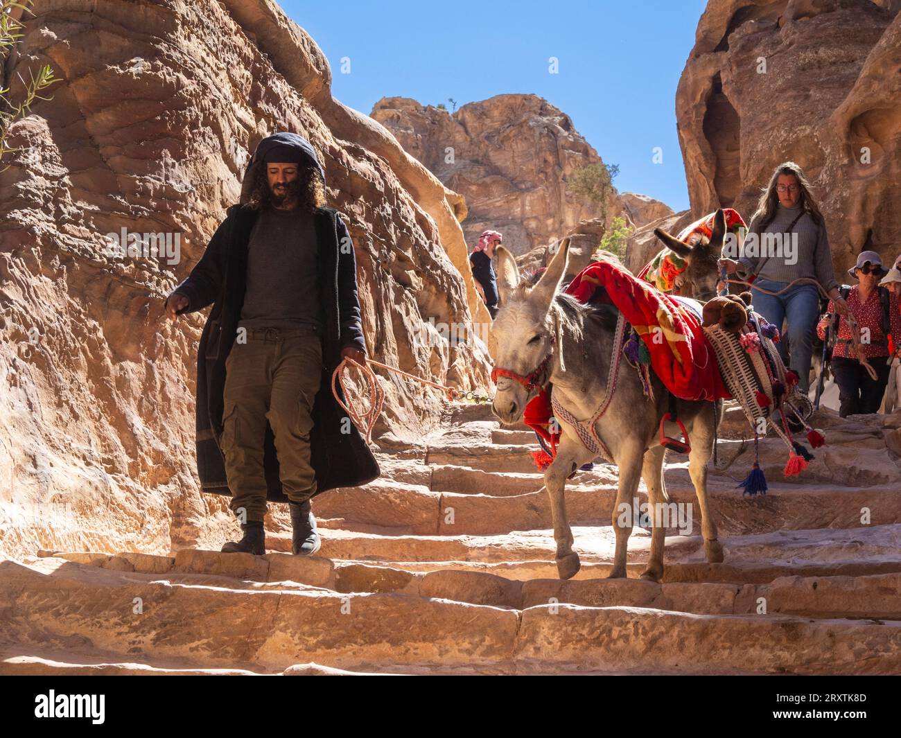 Asini, guida e turisti lungo il percorso per il monastero di Petra (al Dayr), il parco archeologico di Petra, UNESCO Foto Stock