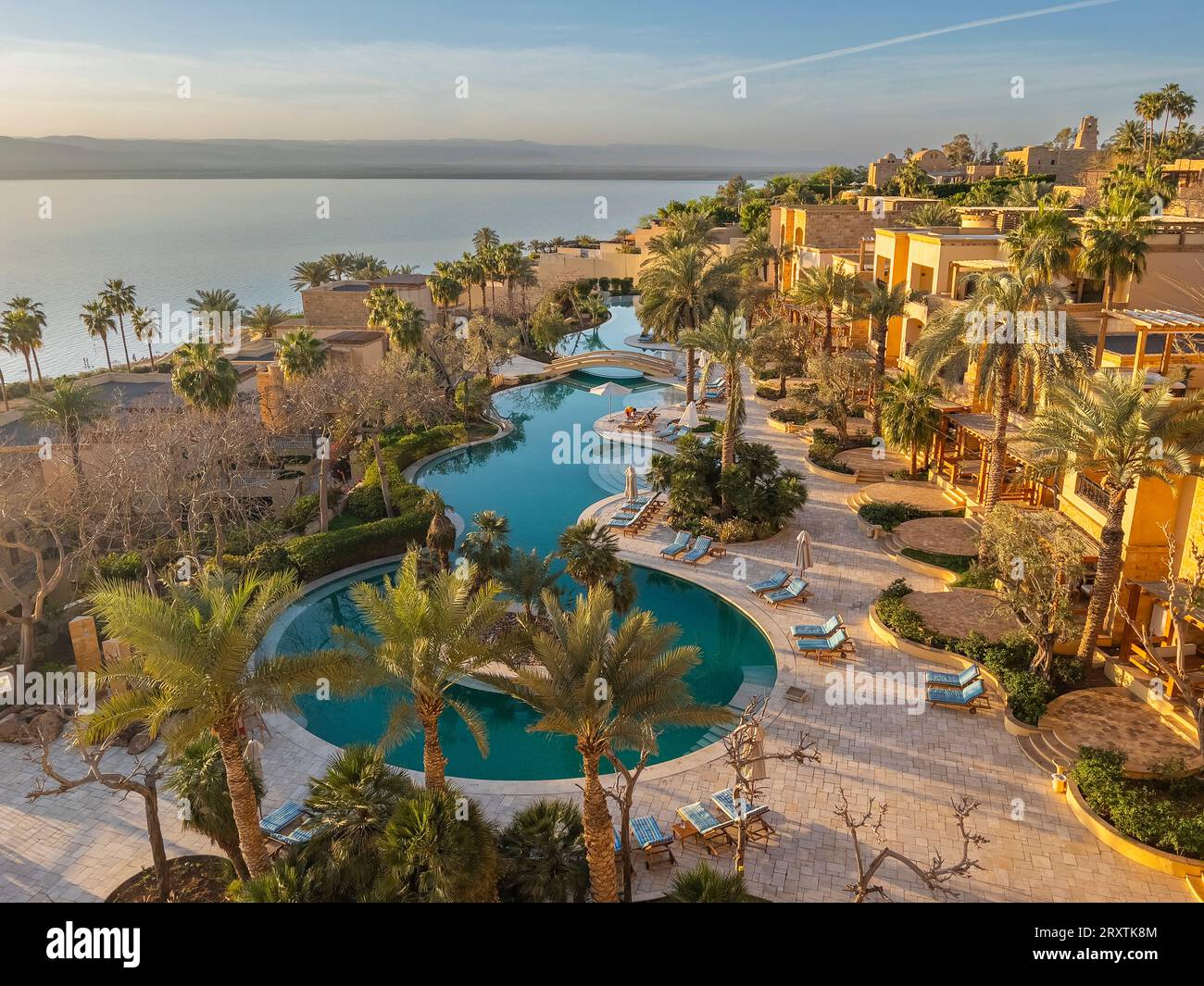 Tramonto al Kempinski Hotel Ishtar, un resort di lusso a cinque stelle sul Mar morto ispirato ai Giardini sospesi di Babilonia, Giordania, Medio Oriente Foto Stock