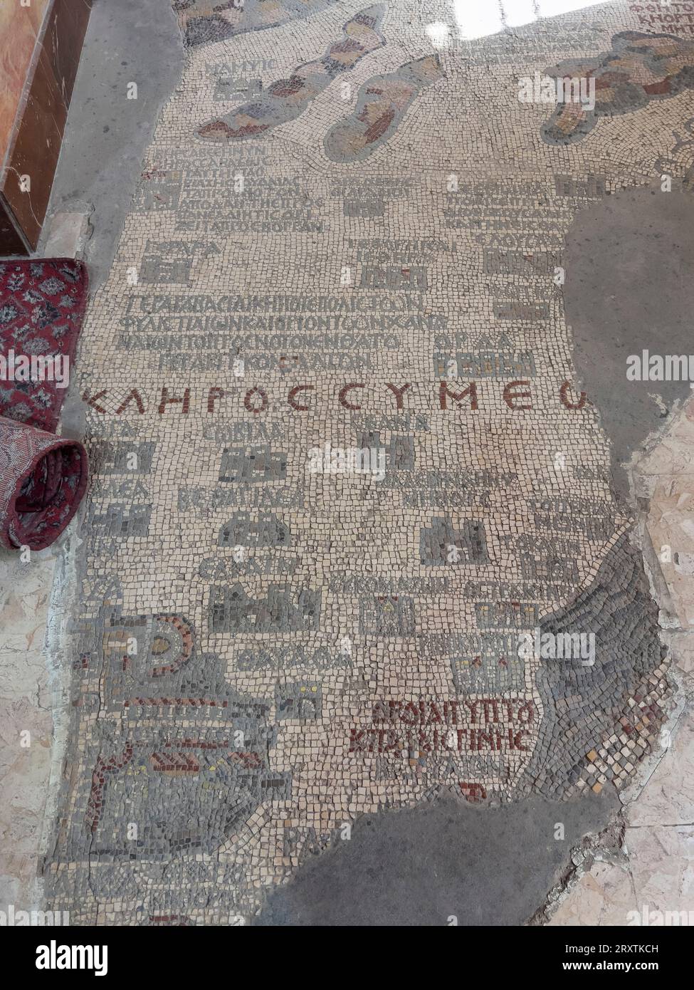 Vista della mappa mosaica di Madaba, all'interno della chiesa bizantina di San Giorgio a Madaba, Giordania, Medio Oriente Foto Stock