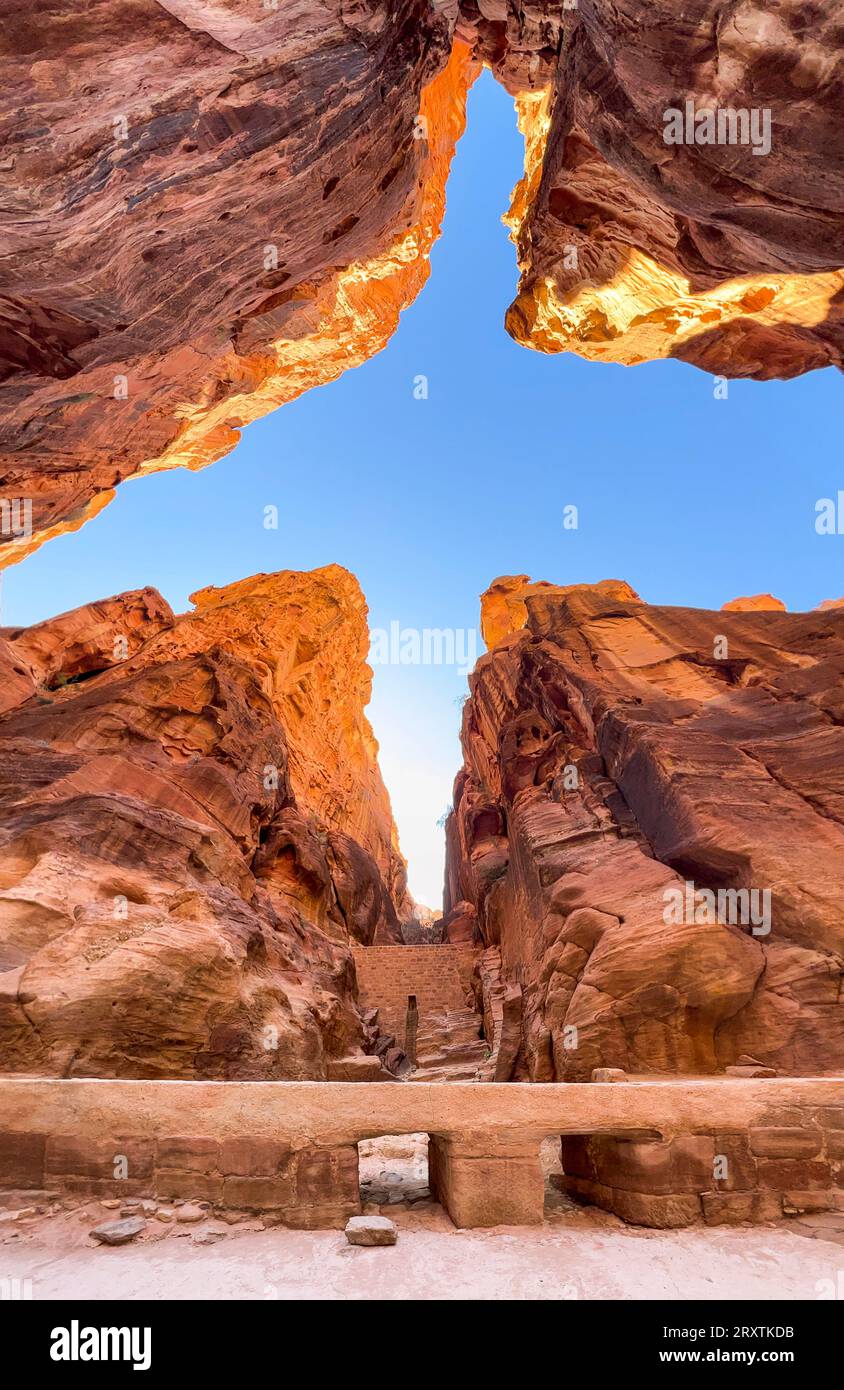 Il Siq, l'ingresso al parco archeologico di Petra, sito patrimonio dell'umanità dell'UNESCO, una delle nuove sette meraviglie del mondo, Petra, Giordania, Medio Oriente Foto Stock