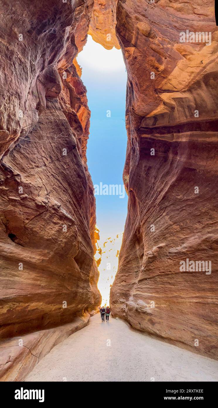 Il Siq, l'ingresso al parco archeologico di Petra, sito patrimonio dell'umanità dell'UNESCO, una delle nuove sette meraviglie del mondo, Petra, Giordania, Medio Oriente Foto Stock