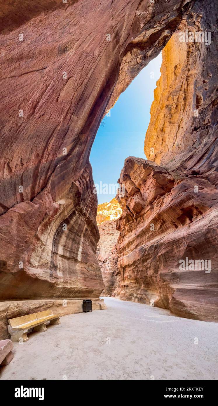 Il Siq, l'ingresso al parco archeologico di Petra, sito patrimonio dell'umanità dell'UNESCO, una delle nuove sette meraviglie del mondo, Petra, Giordania, Medio Oriente Foto Stock