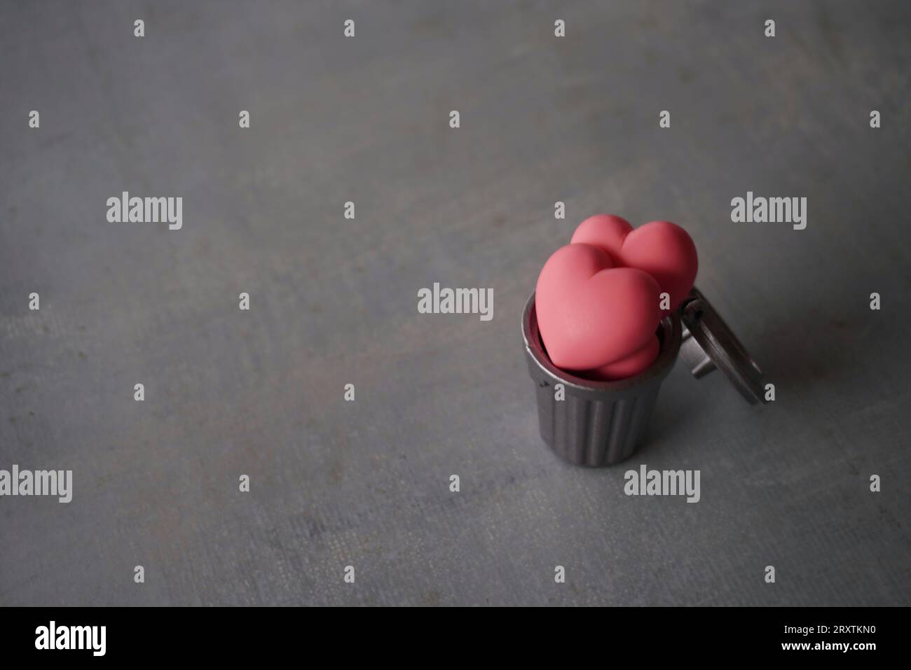 Immagine ravvicinata del cuore all'interno del cestino con spazio di copia. Cuore spezzato, senza cuore, frustrazione e concetto di rifiuto. Foto Stock