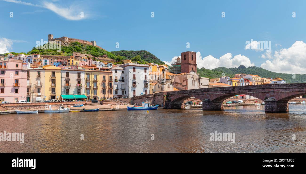 Vista sul fiume temo sul castello di Bosa e Malaspina, sul quartiere di Oristano, Sardegna, Italia, Mediterraneo, Europa Foto Stock