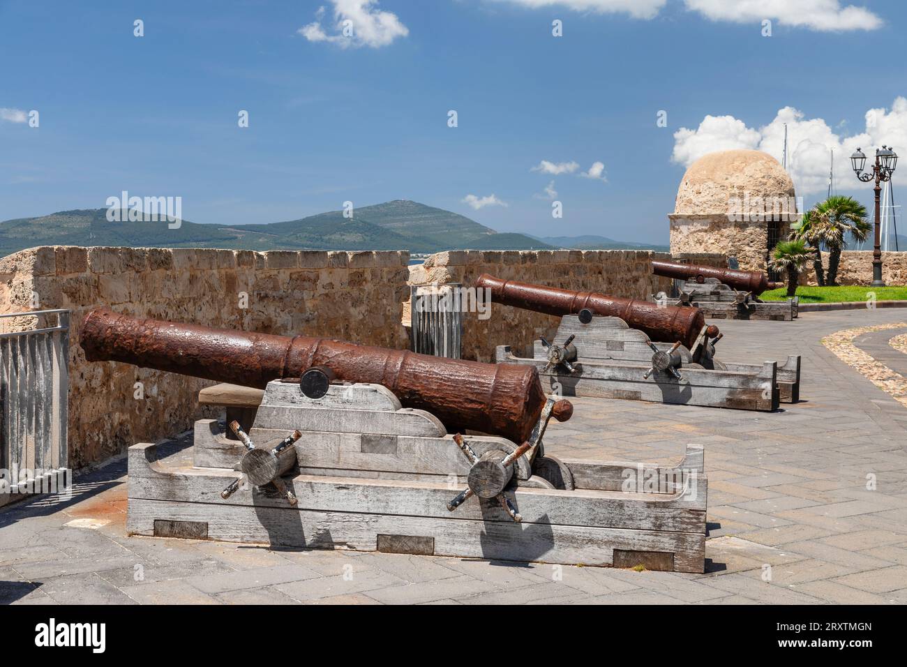 Cannoni storici sulla cinta muraria di Alghero, provincia di Sassari, Sardegna, Italia, Mediterraneo, Europa Foto Stock