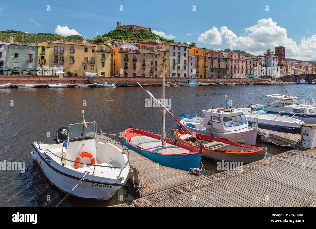 Vista sul fiume temo di Bosa e sul castello di Malaspina, il quartiere di Oristano, la Sardegna, l'Italia, il Mediterraneo, Europa Foto Stock