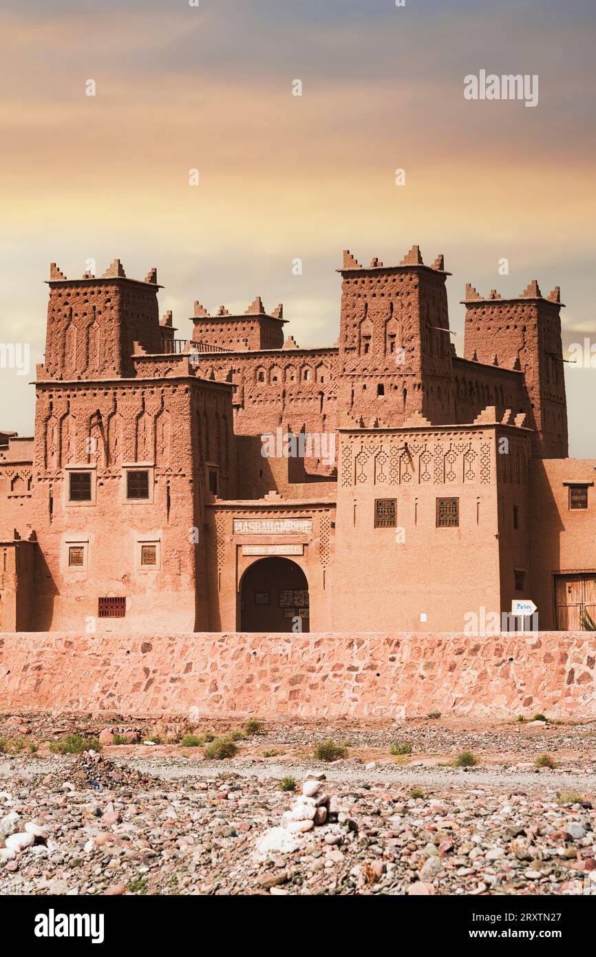 Romantica alba sull'antica fortezza o Kasbah Amridil, Skoura, montagne dell'Atlante, provincia di Ouarzazate, Marocco, nord Africa, Africa Foto Stock