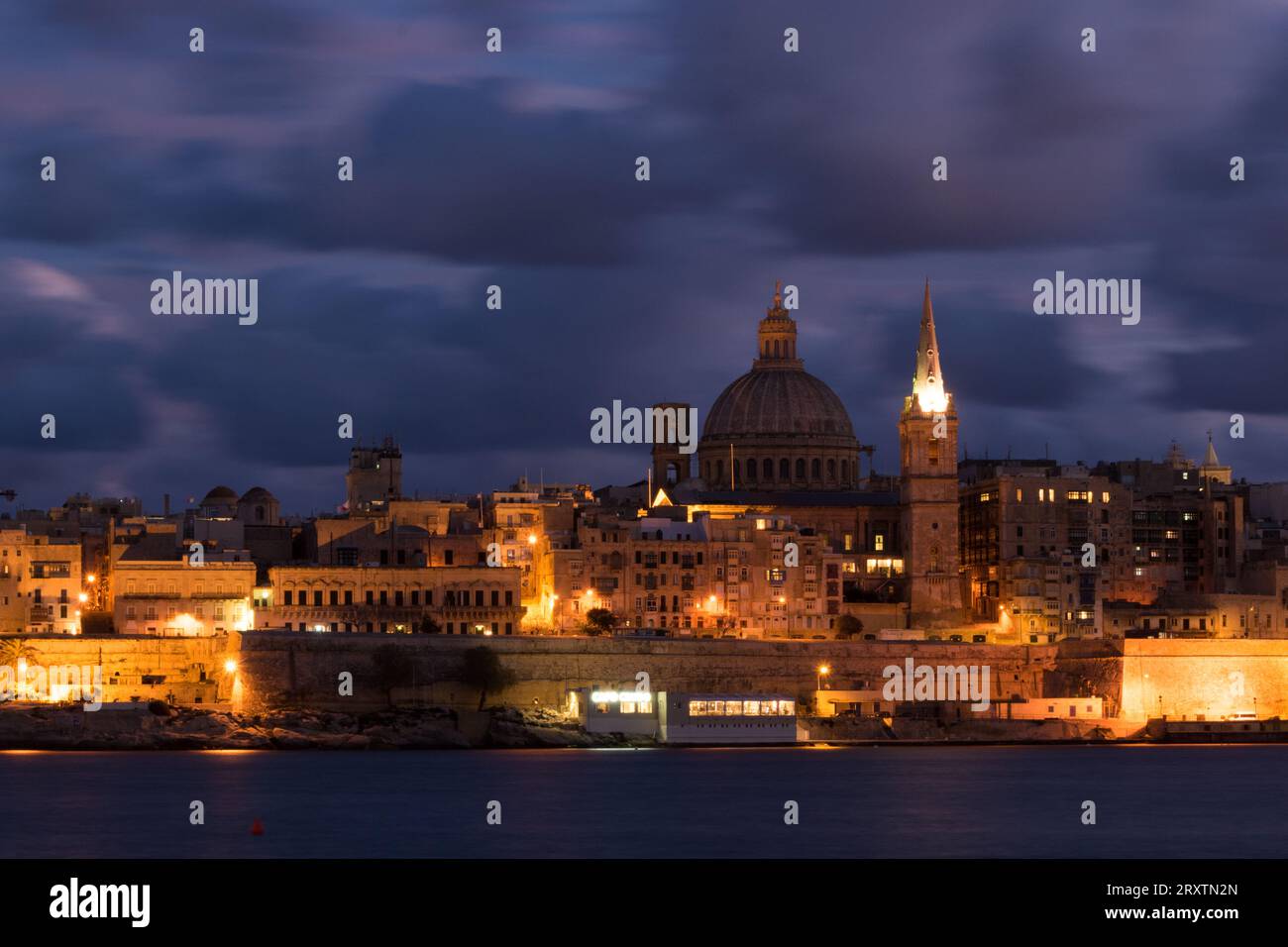 Tramonto di fronte a la Valletta, Malta Foto Stock