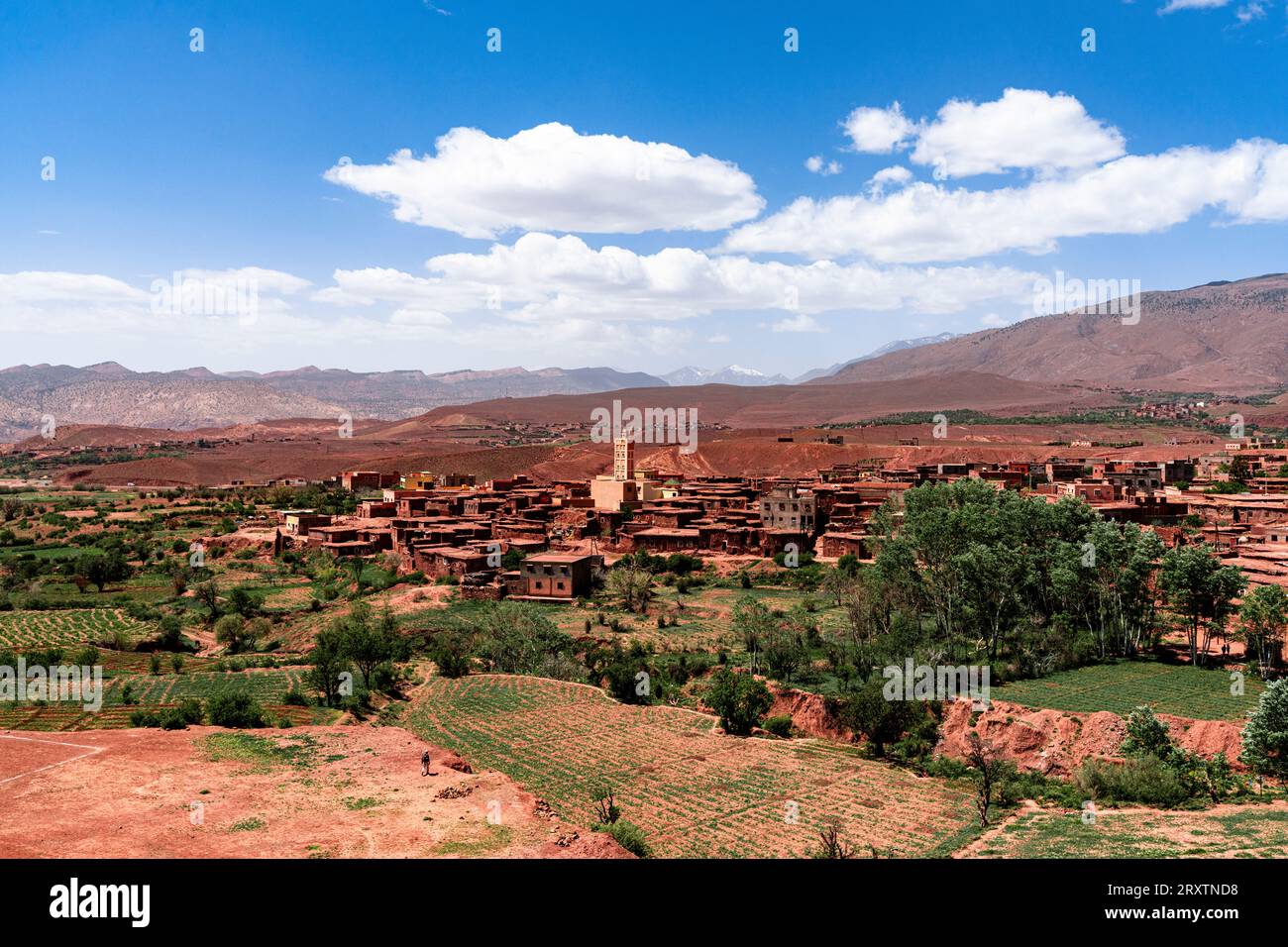Vista del vecchio villaggio fortificato e delle montagne circostanti, dell'alto Atlante della Kasbah di Telouet, del Marocco, del Nord Africa e dell'Africa Foto Stock