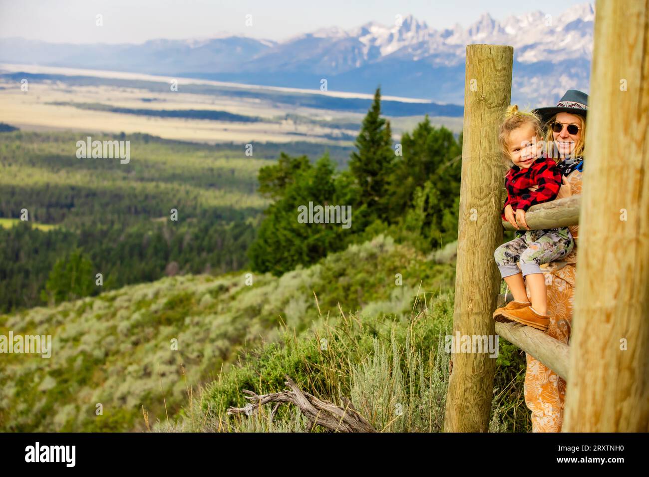 Donna e bambino al Grand Teton National Park, Jackson, Wyoming, Stati Uniti d'America, Nord America Foto Stock