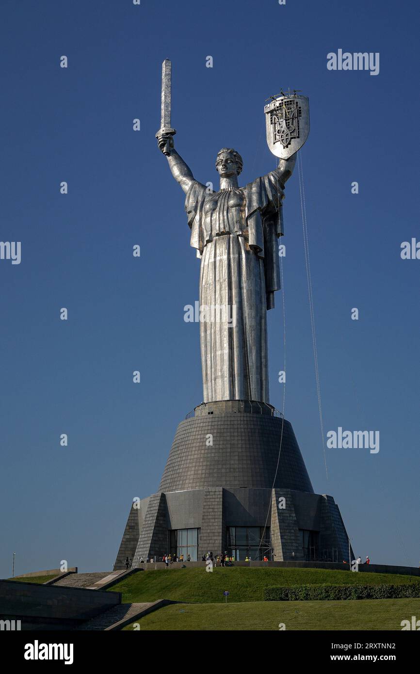 Yevhen Vasyliev / le Pictorium - decomunitarizzazione del monumento "Patria" - 06/08/2023 - Ucraina / Oblast di Kiev / Kiev - nella capitale dell'Ucraina, Kiev, il 6 agosto 2023, un tridente fu installato sullo scudo del monumento della Patria per sostituire lo stemma sovietico precedentemente smantellato Foto Stock