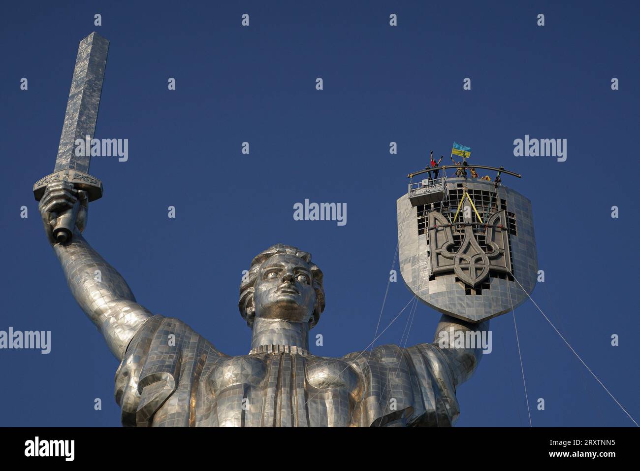 Yevhen Vasyliev / le Pictorium - decomunitarizzazione del monumento "Patria" - 06/08/2023 - Ucraina / Oblast di Kiev / Kiev - nella capitale dell'Ucraina, Kiev, il 6 agosto 2023, un tridente fu installato sullo scudo del monumento della Patria per sostituire lo stemma sovietico precedentemente smantellato Foto Stock
