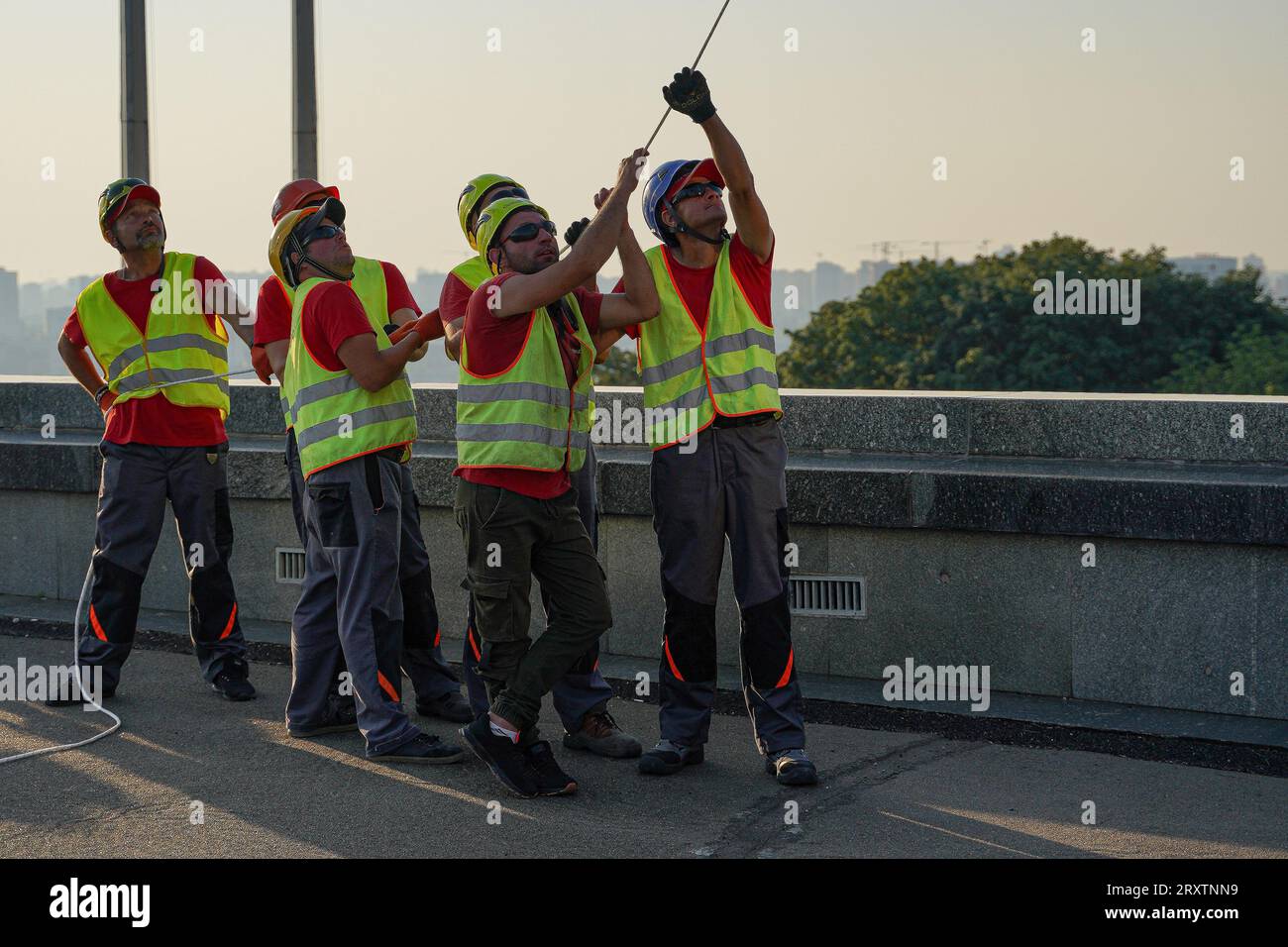 Yevhen Vasyliev / le Pictorium - decomunitarizzazione del monumento "Patria" - 06/08/2023 - Ucraina / Oblast di Kiev / Kiev - nella capitale dell'Ucraina, Kiev, il 6 agosto 2023, un tridente fu installato sullo scudo del monumento della Patria per sostituire lo stemma sovietico precedentemente smantellato Foto Stock