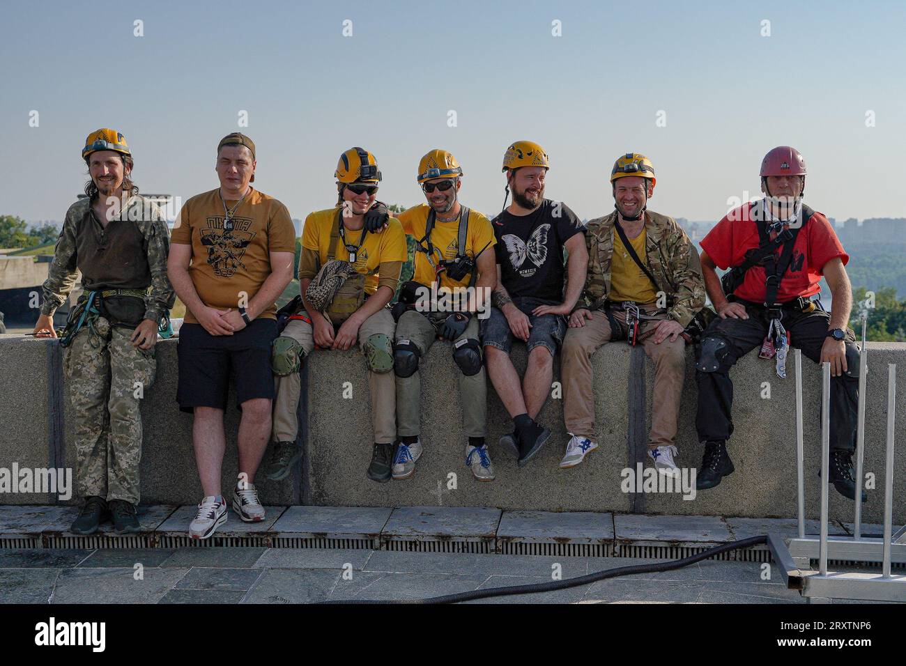 Yevhen Vasyliev / le Pictorium - decomunitarizzazione del monumento "Patria" - 06/08/2023 - Ucraina / Oblast di Kiev / Kiev - nella capitale dell'Ucraina, Kiev, il 6 agosto 2023, un tridente fu installato sullo scudo del monumento della Patria per sostituire lo stemma sovietico precedentemente smantellato Foto Stock