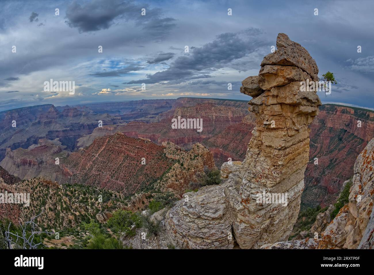 Vista del Grand Canyon e di una guglia di roccia dall'interno di uno spazio tra una pila di massi bilanciati a Grandview Point Foto Stock