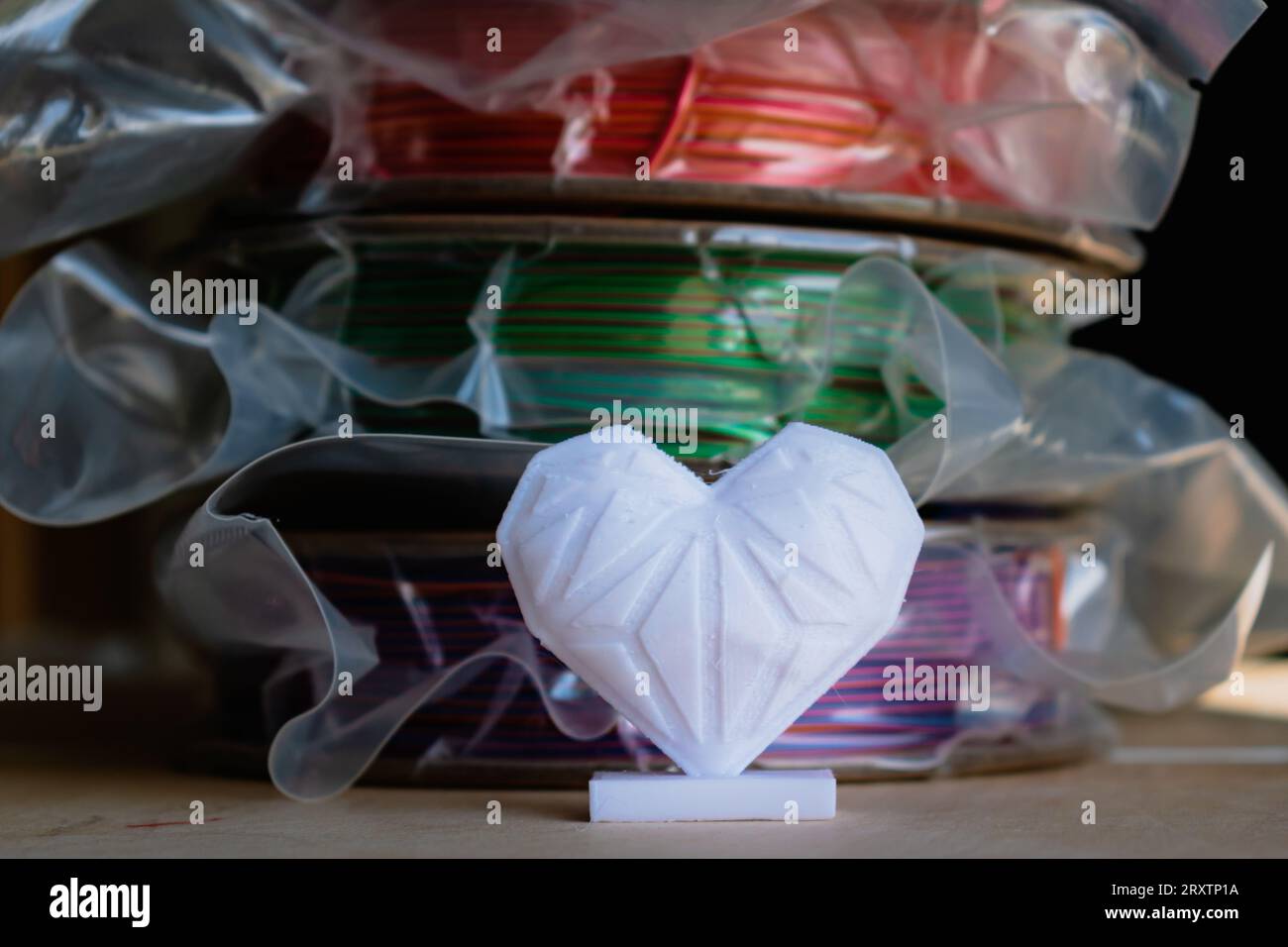 Bobine di filamento pla per la stampa di stampanti 3d con modelli stampati, bobine di materiale Foto Stock