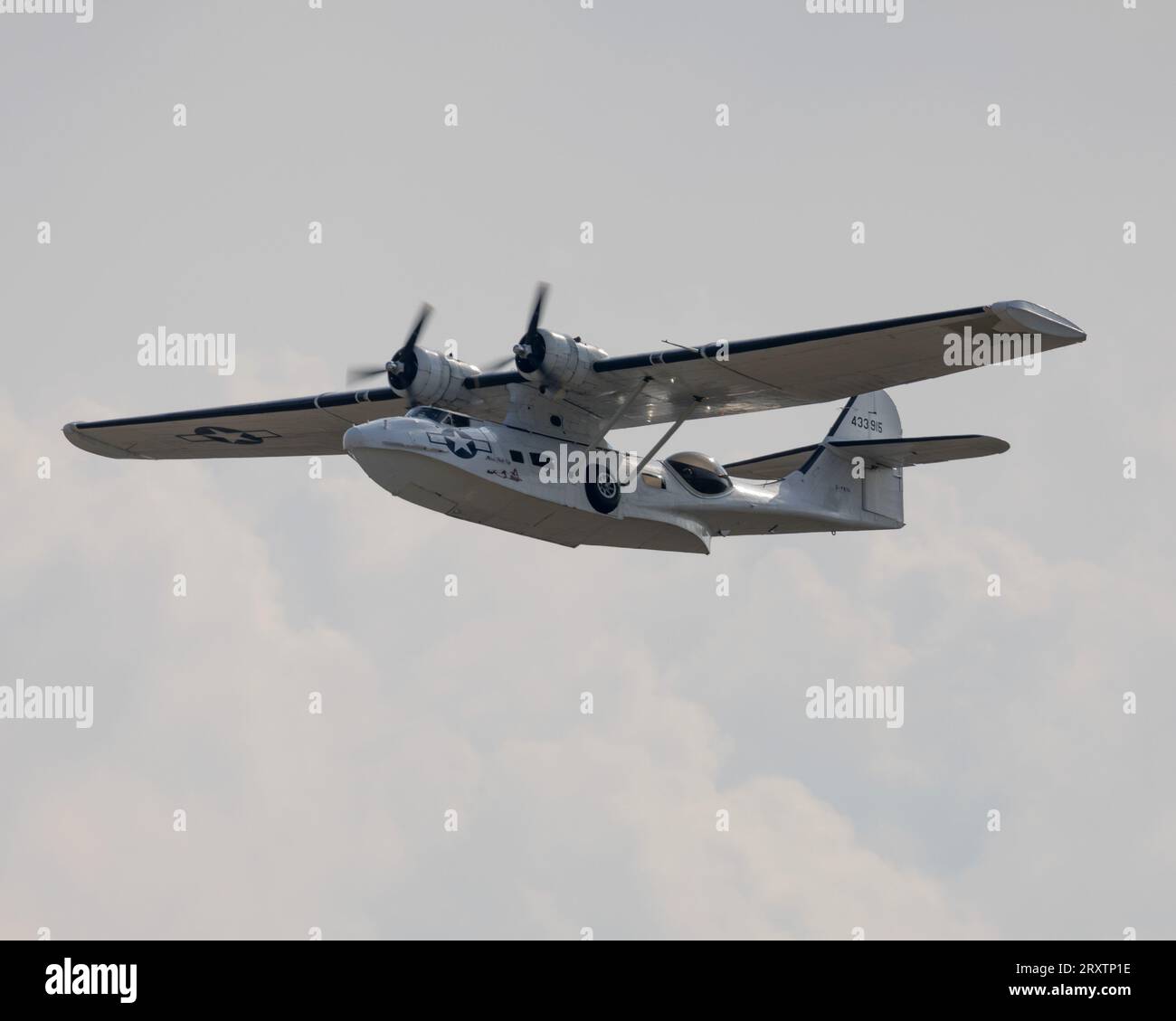 Conserve di costruttiva PBY-5A Catalina flying boat battenti a Duxford Air show Foto Stock