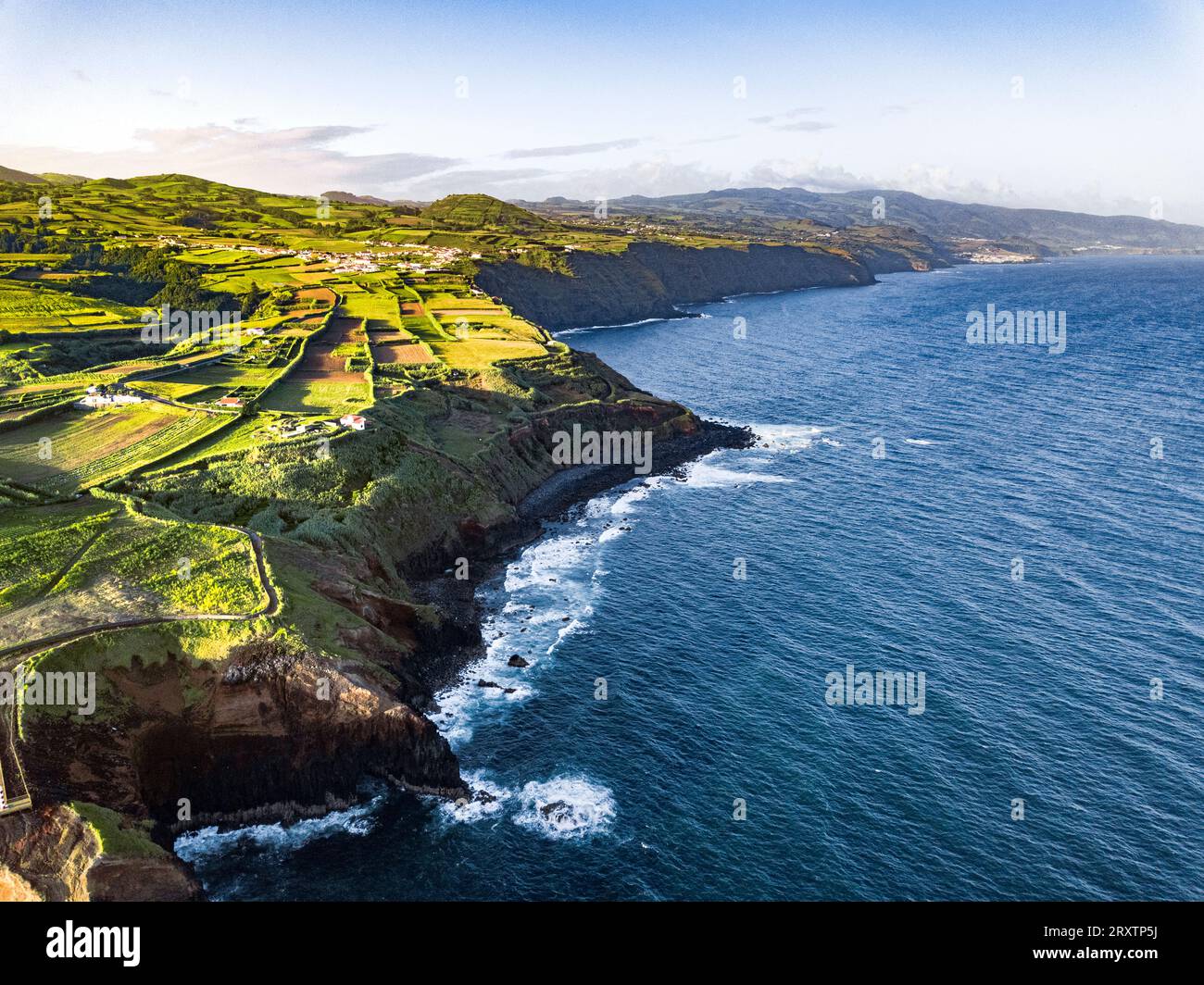 Vista aerea delle coste e della costa di Sao Miguel, delle isole Azzorre, del Portogallo, dell'Atlantico e dell'Europa Foto Stock