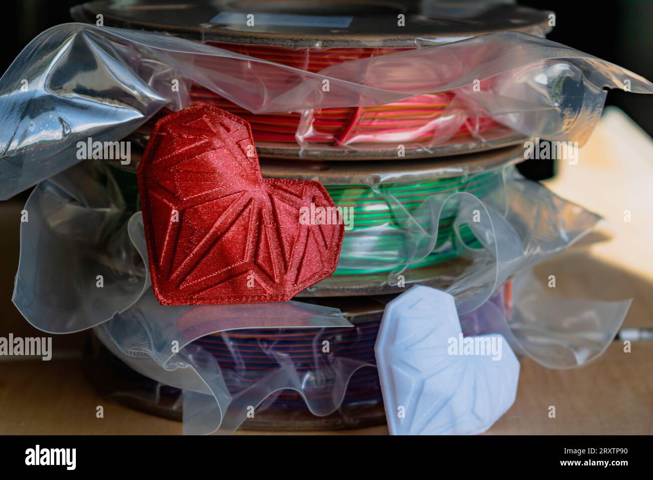 Bobine di filamento pla per la stampa di stampanti 3d con modelli stampati, bobine di materiale Foto Stock