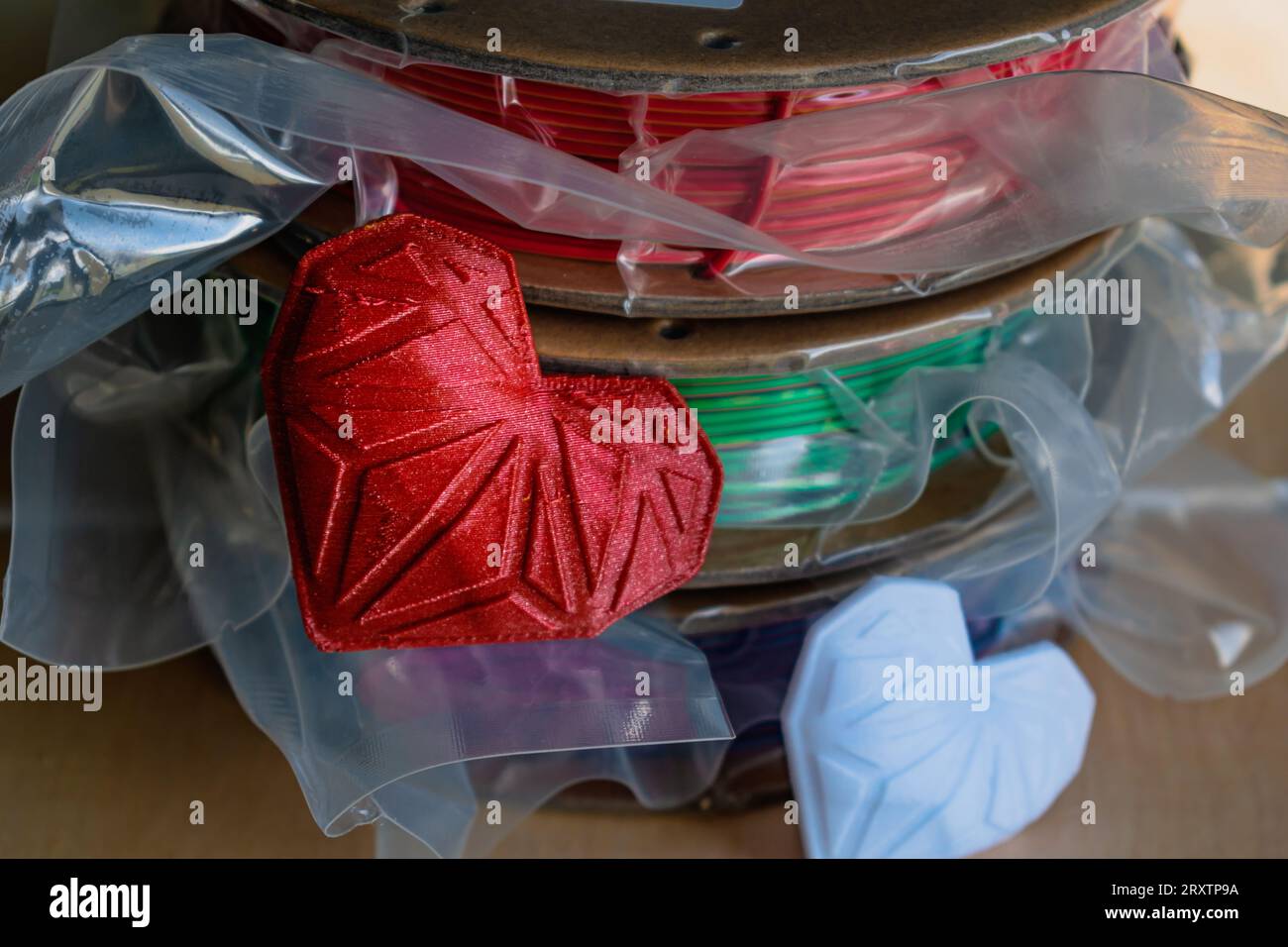 Bobine di filamento pla per la stampa di stampanti 3d con modelli stampati, bobine di materiale Foto Stock