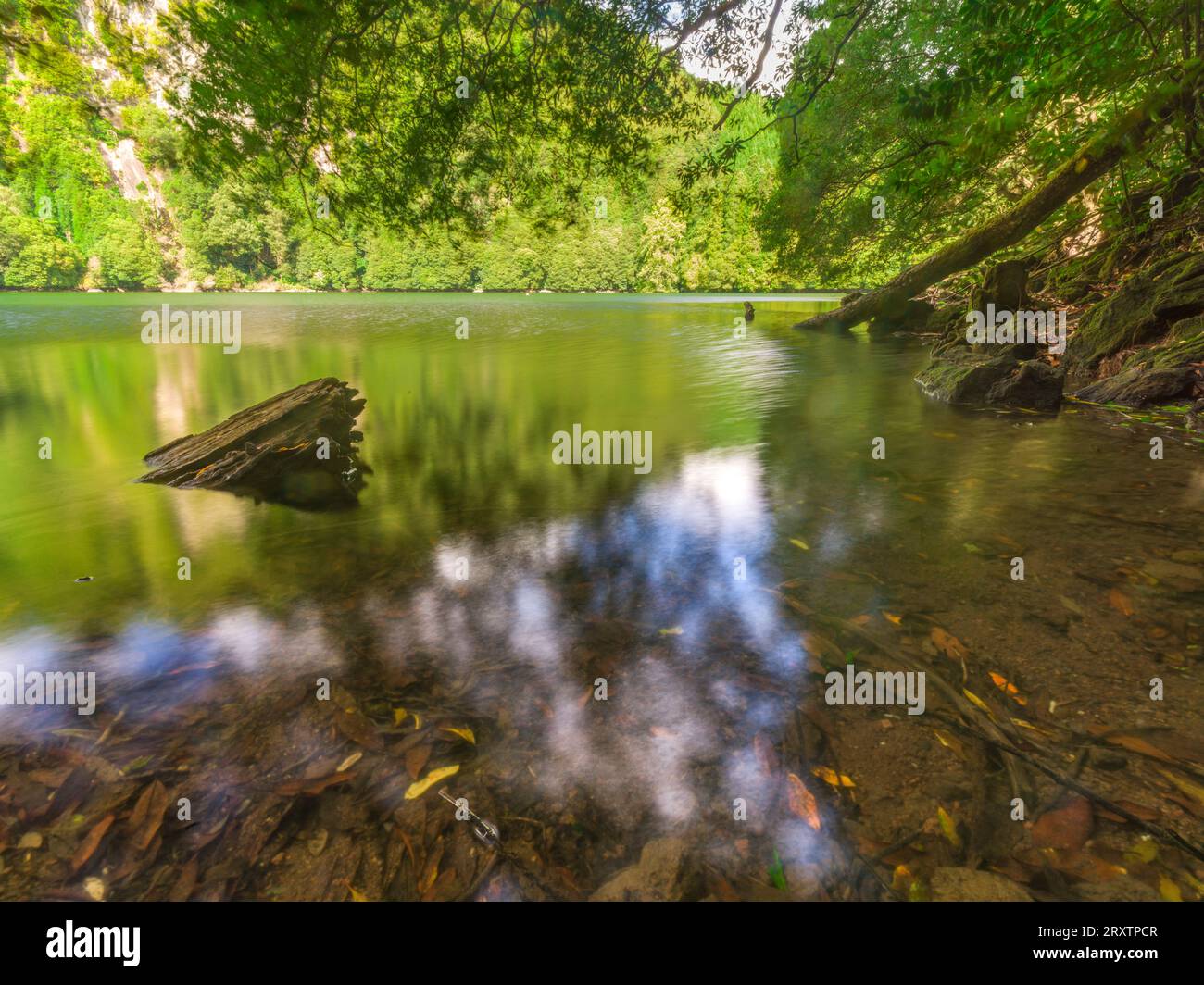 Il lago vulcanico Lagoa do Congro con le sue acque smeraldo, l'isola di Sao Miguel, le isole Azzorre, il Portogallo, l'Atlantico, Europa Foto Stock