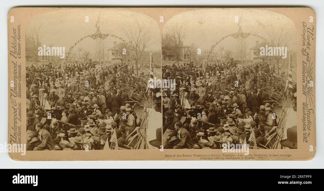 Uno sterografo prodotto da Underwood & Underwood, datato 1899, di una scena all'aperto intitolata: "Girls of the Booker Washington School, Tuskegee, Ala. -- Mrs. McKinley in Near Carriage'/ Copyright 1899 di Strohmeyer & Wyman', sotto l'immagine. Lo sterografo ha una forma rettangolare con due fotografie di albumi identiche, di forma quadrata con un bordo superiore curvo fissato a un pezzo di cartone. Entrambe le immagini mostrano una grande processione di ragazze afroamericane che frequentavano il Booker Washington a Tuskegee, AL, nel mezzo di una strada fiancheggiata da folle di persone. Lo sfondo della foto Foto Stock