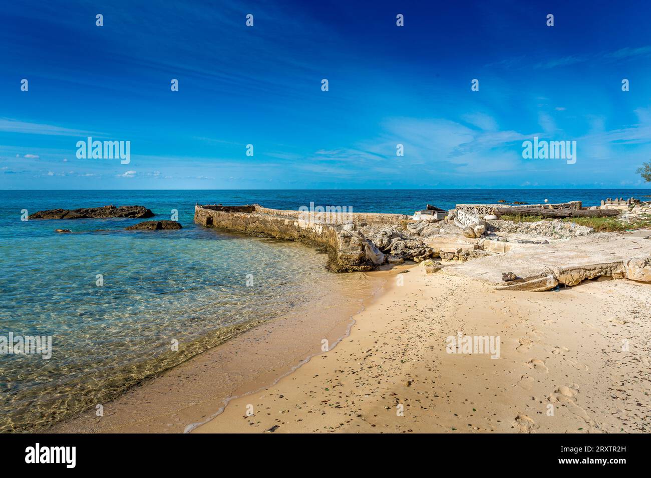 Glass Beach, sede di grandi quantità di vetro marino, da relitti e bottiglie gettate in mare dal Royal Navy Dockyard Foto Stock